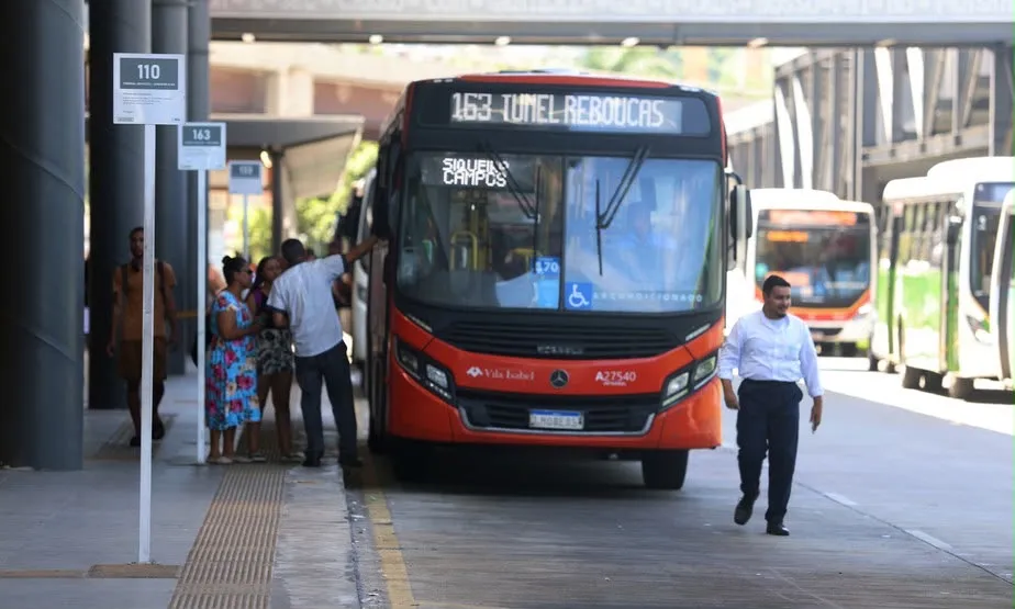 Prefeitura do Rio multa 42 ônibus por circularem sem identificação da linha durante vendaval