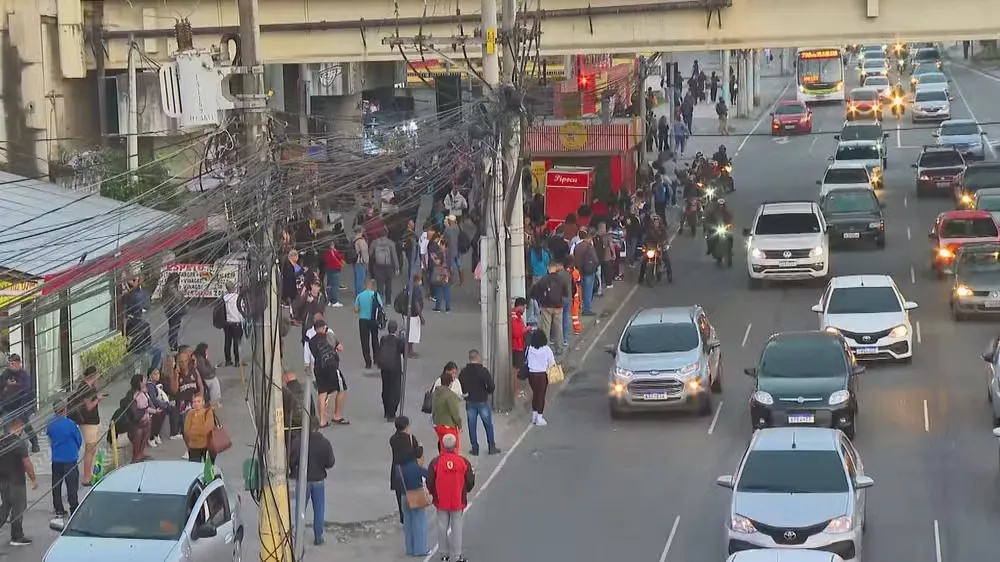 Ponto de ônibus lotado em Sulacap — Foto: Reprodução/TV Globo
