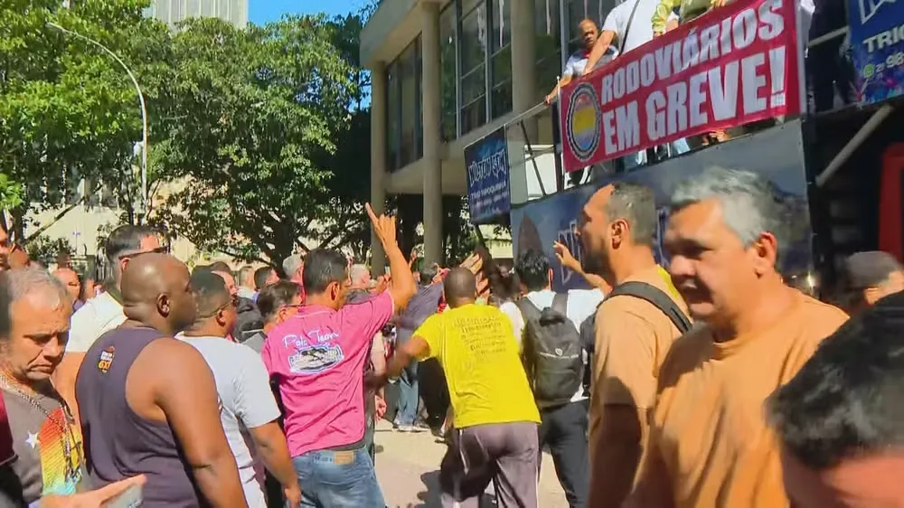 Greve dos rodoviários continua após assembleia marcada por confusão e ônibus são depredados no RJ
